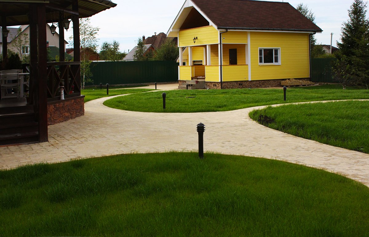 В  ландшафтном проекте баня расположена на нижнем уровне